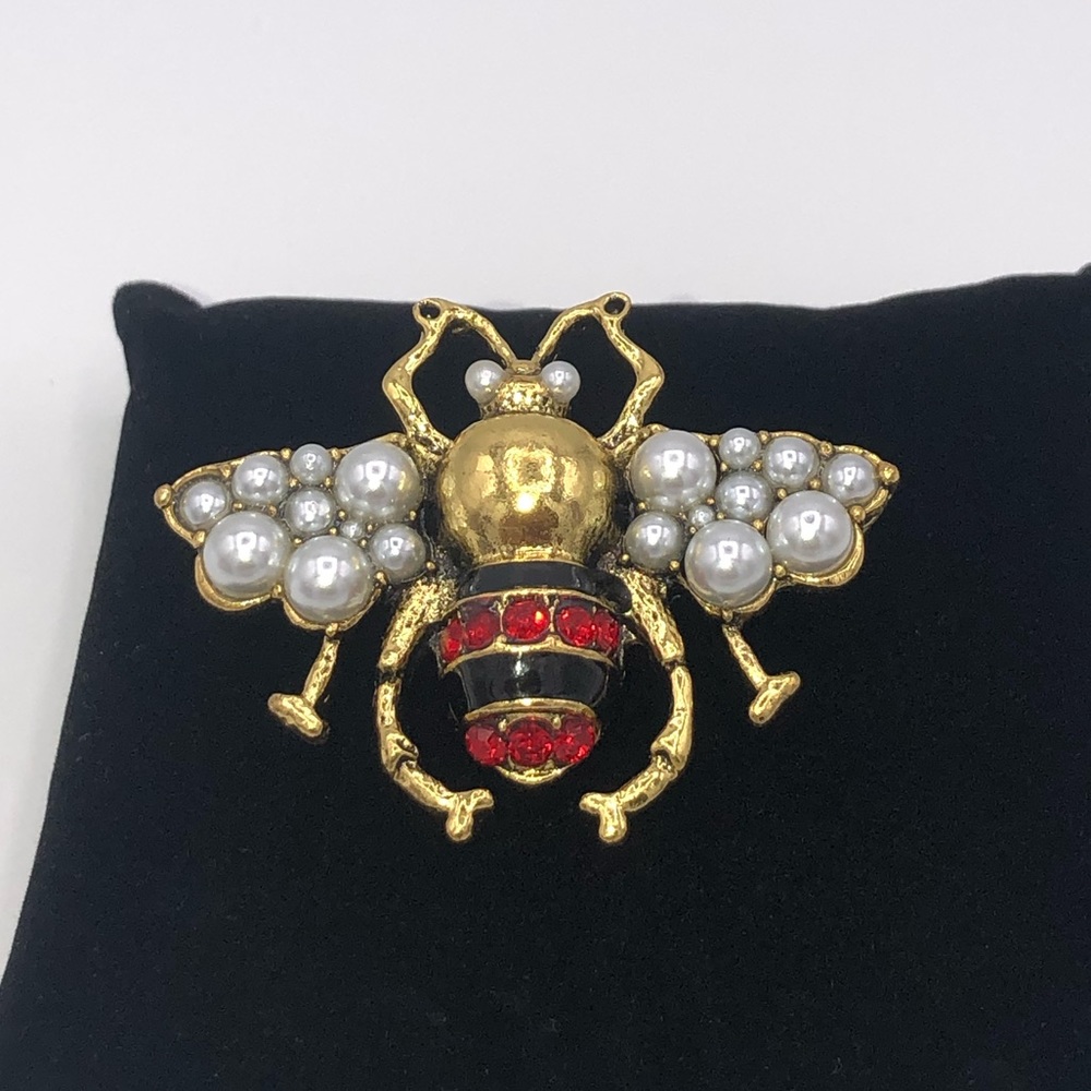 Pearl Bee Brooch - Picture 5 of 7